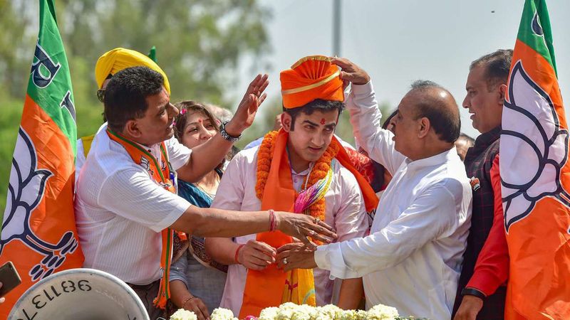 क्रिकेट के बाद राजनीति में आए गंभीर: गौतम गंभीर ने एक राजनेता के रूप में अपनी दूसरी पारी शुरू कर चुके हैं। हाल ही में लोकसभा चुनाव में जीत हासिल कर सांसद बने हैं।
