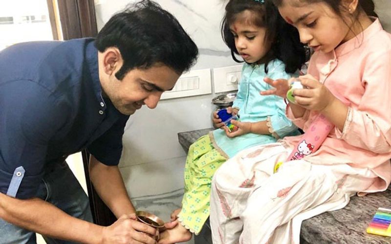 गंभीर को उनके दादा-दादी ने उनके जन्म के 18 दिन बाद ही गोद ले लिया था और तभी से गंभीर उन्ही के साथ रह रहे है। गंभीर ने 10 साल की उम्र में क्रिकेट खेलने की शुरुवात की थी।