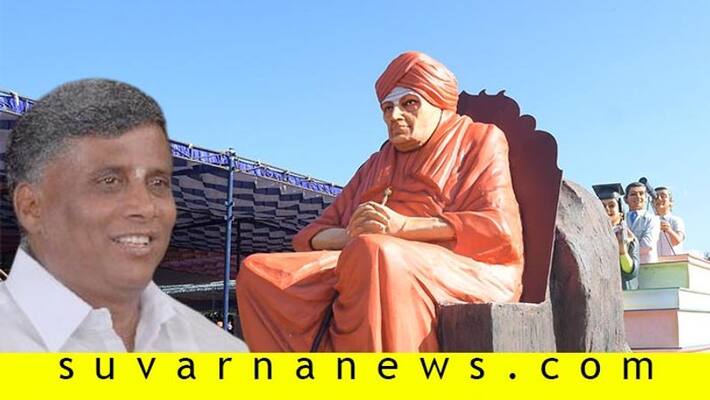 Minister v somanna Stood up when Siddaganga sri tablo passes in Dasara Minister v somanna Stood up when Siddaganga sri tablo passes in Dasara
