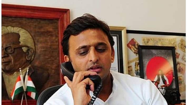 akhilesh yadav meets with pushpendra yadav family in jhansi akhilesh yadav meets with pushpendra yadav family in jhansi