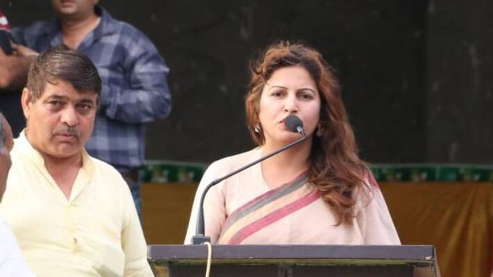 Tiktok star Sonali Phogat apologises for calling those who don't say Bharat Mata Ki Jai as Pakistanis Tiktok star Sonali Phogat apologises for calling those who don't say Bharat Mata Ki Jai as Pakistanis