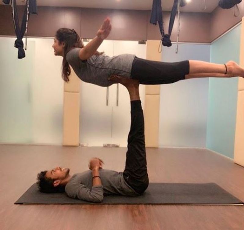 ப்ரியா பறக்கிற மாதிரி போஸ் கொடுக்குறீங்களே