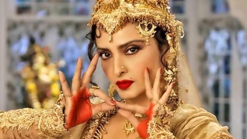 তিনি বরাবরই সাহসী, গতে বাধা সমীকরণ থেকে তিনি বরাবরই বেরিয়ে এসেছেন। তাকে নিয়ে রয়েছে হাজারো বির্তক, সমালোচনা চলে আসছে যুগ যুগ ধরে।