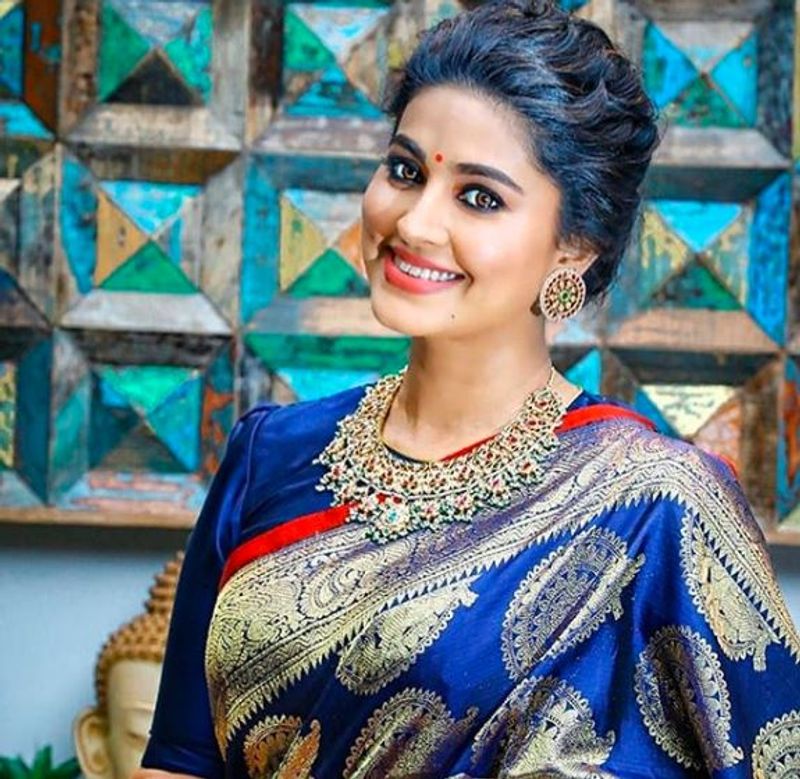இந்த பளீச் சிரிப்பிற்கு தான் புன்னகை அரசி என பெயர் வந்ததோ
