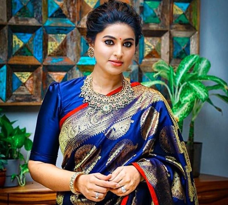 கண்களால் கொள்ளை கொள்ளும் சினேகா