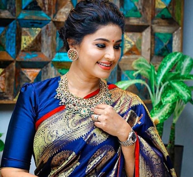 மிடுக்கான தோற்றத்தில் சினேகா