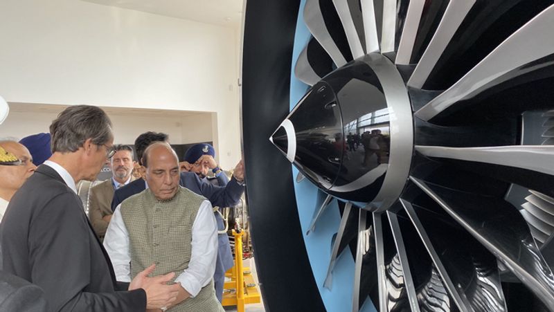 राफेल में लगीं स्कैल्प मिसाइलें 300 किमी दूर जमीन पर स्थित टारगेट पर भी सटीक निशाना लगा सकती हैं। इन मिसाइलों से विमान जमीन से हो रहे हमले से भी सुरक्षित रखती हैं।