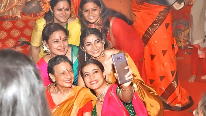 मां तनुजा और बहनों तनीषा और शरबानी के साथ सेल्फी लेतीं काजोल।