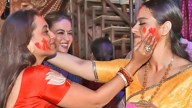 सिंदूर खेला रस्म के दौरान एक-दूसरे को सिंदूर लगातीं काजोल और रानी मुखर्जी।