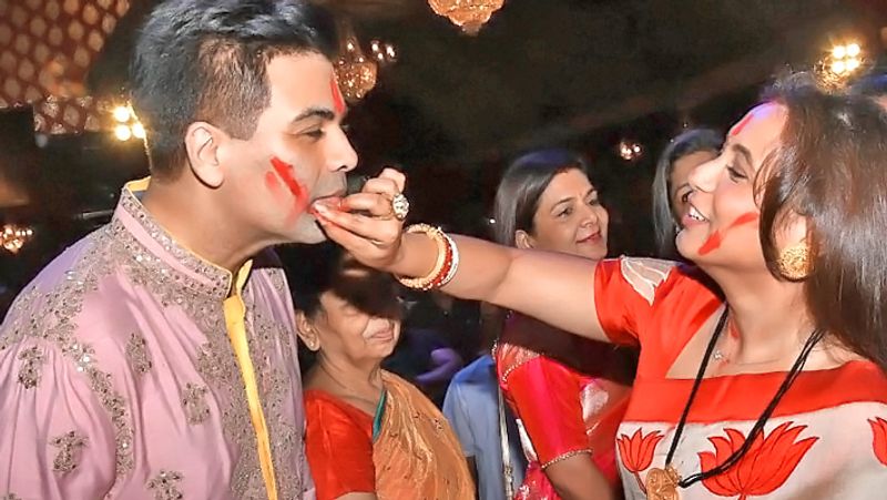 सिंदूर खेला उत्सव में करन जौहर को सिंदूर लगातीं रानी मुखर्जी।