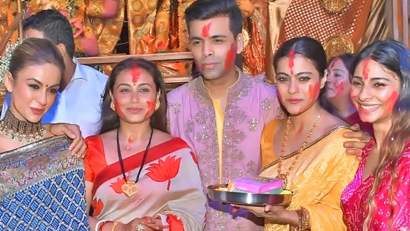 रानी मुखर्जी और काजोल के साथ करन जौहर। इस तस्वीर ने 'कुछ कुछ होता है' फिल्म की टीना और अंजली की यादें ताजा कर दीं।