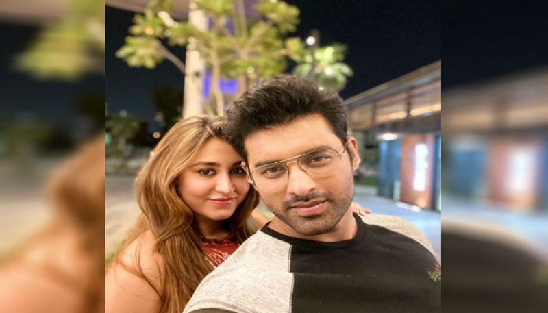 সম্প্রতি প্রকাশ্যে এসেছে টলি অভিনেতা অঙ্কুশ এবং অভিনেত্রী ঐন্দ্রিলার হোম কোয়ারেন্টাইনের বিভিন্ন মুহূর্ত।