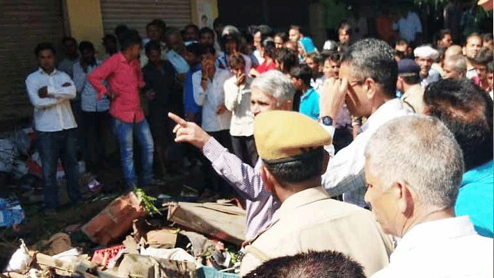 speedy trailor hit jeep roll over peoples four dead and 12 Injured in sirohi speedy trailor hit jeep roll over peoples four dead and 12 Injured in sirohi