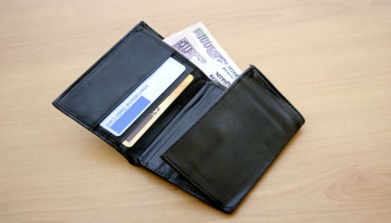 According to vastu know about your lucky wallet color