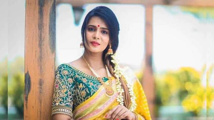 Netizens Kidding Meera Mithun For Posting Homely Look Photo Netizens Kidding Meera Mithun For Posting Homely Look Photo