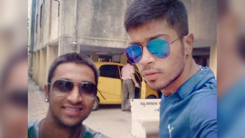 स्पीड पोस्ट की नौकरी का ऑफर लेटर फाड़ने से पहले क्रुणाल ने सोचा कि उन्होंने पिछले 2 से 3 सालों में उन्होंने जमकर मेहनत की है। उनके पास नया खिलाड़ी बनने का मौका है, जिसके बाद उन्होंने क्रिकेट को चुना।