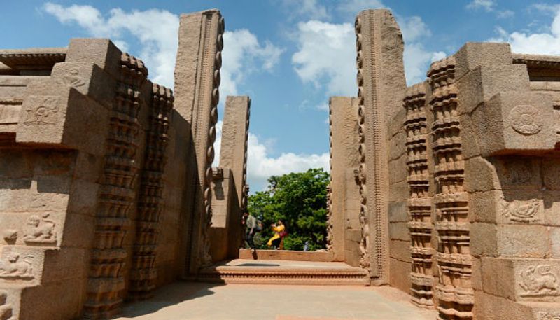 ইতিহাসের মামাল্লাপুরম এখন বিখ্যাত মহাবলীপুরম হিসাবেই।