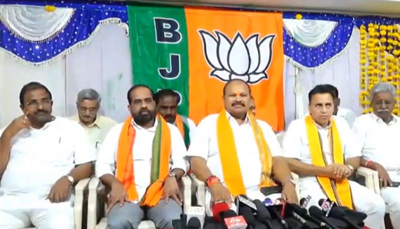 రాజధాని విషయంలో తగిన సమయంలో కేంద్రం జోక్యం చేసుకుంటుందని సుజనా చౌదరి పదే పదే చెబుతూ వచ్చాడు. పదే పదే ఆయన చెప్పడం వల్ల, గత బిజెపి అధ్యక్షుడు కన్నా లక్ష్మినారాయణ ఆ విషయంపై స్ఫష్టంగా చెప్పకపోవడం పార్టీ శ్రేణుల్లో గందరగోళం నెలకొంది. ఈ స్థితిలోనే సుజనా చౌదరితో పాటు కన్నా లక్ష్మినారాయణ కూడా టీడీపీ అధినేత చంద్రబాబు గూటి పక్షి అనే వ్యాఖ్యలు వైసీపి ఎంపీ విజయసాయి రెడ్డి వంటివారి నుంచి వచ్చాయి. 
