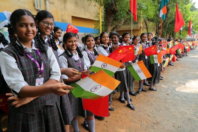 மாணவிகளின் வரவேற்பு