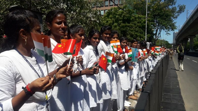 வெள்ளை நிற உடையில் வரவேற்கும் மாணவிகள்