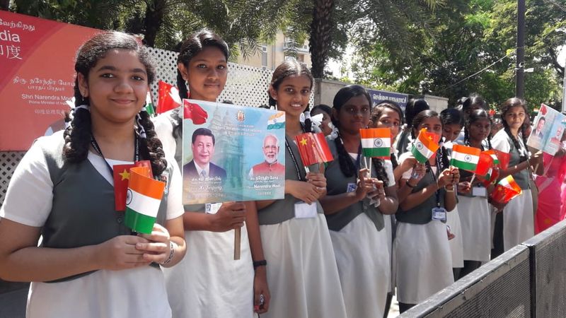 இரு தலைவர்களின் புகைப்படங்களோடு மாணவர்கள்