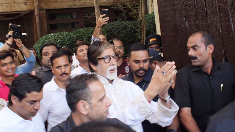 फैंस के प्यार को देख अमिताभ भी खुद को रोक नहीं पाए और वे उनसे मिलने घर के बाहर आए। लोगों का धन्यवाद किया और उनसे हाथ भी मिलाया।