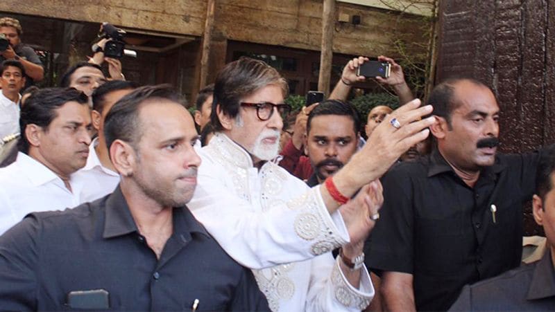 इस मौके पर बिग बी के घर के सामने भीड़ उमड़ी हुई थी। किसी ने बर्फ की सिल्ली काटकर 77 बनाकर तो किसी ने खुद ही केक काटकर उनका अमिताभ का जन्मदिन मनाया।