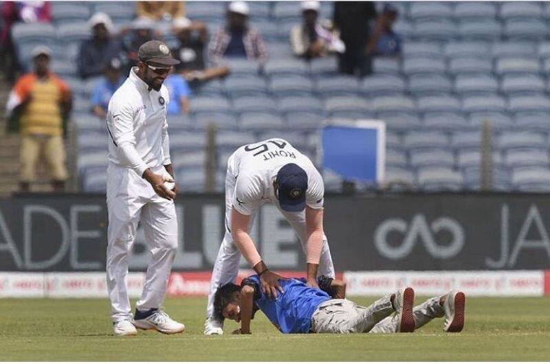 INDvSA fan invaded the Pune pitch and ran towards Rohit Sharma