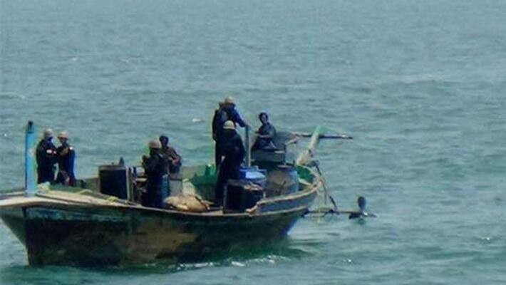 BSF caught five Pakistani boats, destroyed Pakistan's nefarious intentions BSF caught five Pakistani boats, destroyed Pakistan's nefarious intentions