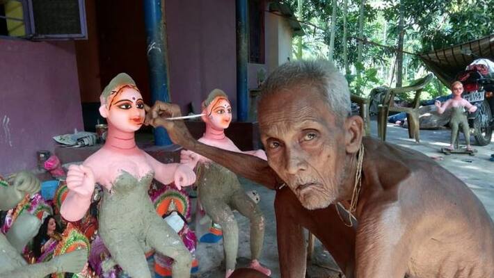 Old artisan from Hooghly is still making idols Old artisan from Hooghly is still making idols