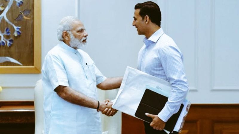 अक्षय कुमार ने ट्वीटकर लिखा, 'आदरणीय पीएम नरेंद्र मोदी जी, एक अच्छा नेता वो होता है, जो खुद दूसरों के सामने उदाहरण बनता है। फिट रहने के लिए और सार्वजनिक स्थलों को साफ रखने के लिए यह बहुत अच्छा कदम है।'