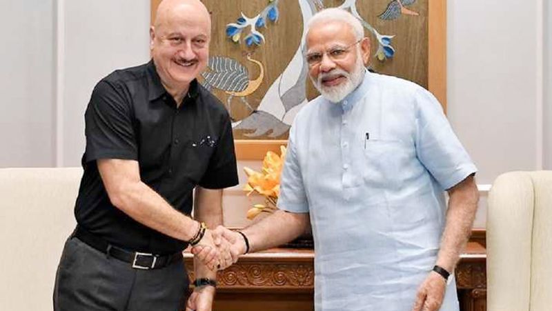 अनुपम खेर ने लिखा, 'प्रधानमंत्री नरेंद्र मोदी जी की ये तस्वीर आने वाले समय में पूरी दुनिया में ईमानदारी, सच्चाई, सादगी और निस्वार्थ भावना का एक प्रतीक बनेगी। इस तस्वीर में स्वच्छ भारत का अभियान तो है ही, साथ में एक फकीर की छवि भी छुपी है। अब ऐसे इंसान को किस चीज का डर हो सकता है। जय हो।'