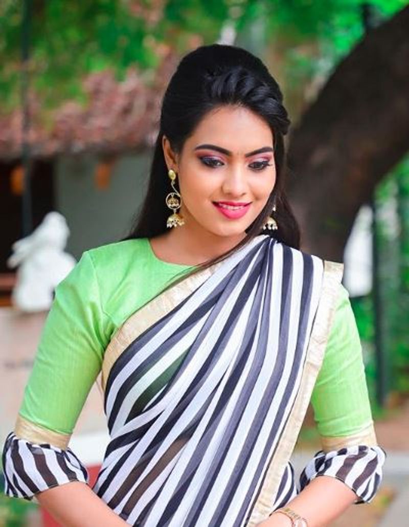 பச்சை நிற சேலையில் பவித்ரா
