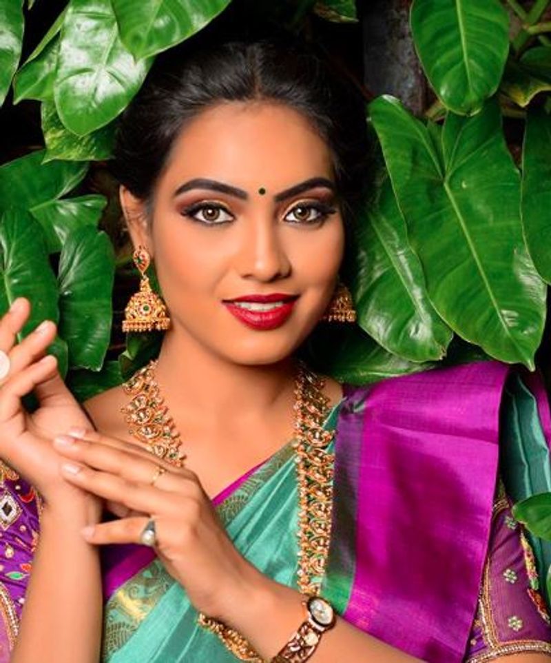 கொள்ளை கொள்ளும் கண்கள்