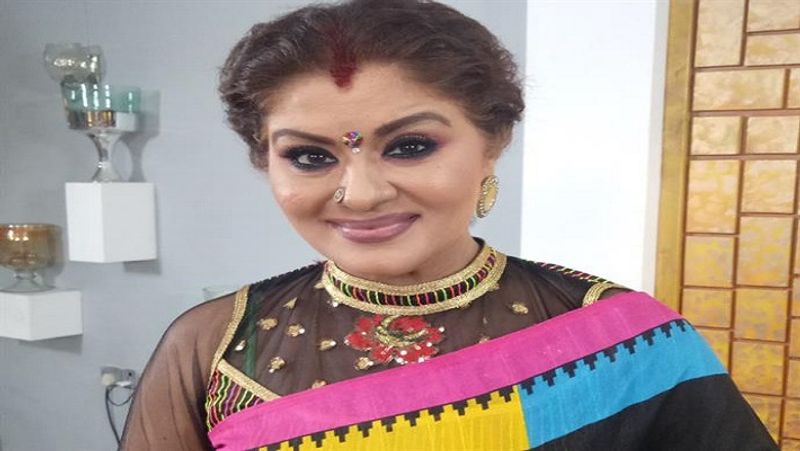 10वीं की परीक्षा में उन्हें 80 प्रतिशत अंक मिले, लेकिन आगे की पढ़ाई के लिए उन्होंने साइंस की जगह आर्ट्स को चुना, ताकि नृत्य कला का प्रशिक्षण जारी रख सकें।