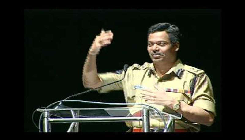 డైరెక్టర్ జనరల్ ర్యాంకు ఉన్న ద్వారకా తిరుమల రావుకు మంచి గుర్తింపు ఉంది. రాయలసీమలో ఎస్పీ, డీఐజీగా, కోస్తా ఐజీగా, రాష్ట్ర సీఐడీ అధిపతిగా పనిచేసి ప్రశంసలు అందుకున్నారు కూడా. ప్రస్తుతం విజయవాడ కమిషనర్గా సమర్ధవంతంగా విధులు నిర్వర్తిస్తున్నారు. ఈ పరిణమాల నేపథ్యంలో ద్వారకా తిరుమల రావు పేరు మెుదటి పరిశీలనలో ఉంది.