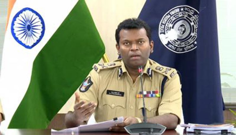 మరోవైపు శాంతిభద్రతల ఏడీజీ రవిశంకర్ అయ్యన్నార్ పేరు కూడా పరిశీలనలో ఉంది. ప్రస్తుత పరిస్థితుల్లో ఇంటెలిజెన్స్ చీఫ్ పోస్టుకు ఆయనను సమర్థుడిగా భావిస్తోంది. రాష్ట్రంలో ఎస్ఐబీలో పనిచేసిన అయ్యన్నార్, గుంటూరు ఎస్పీగా, జాతీయస్థాయిలో ఎన్ఐఏలో సమర్థవంతంగా పనిచేసిన సంగతి తెలిసిందే. ఈ ముగ్గురిలో ఎవరిని ఇంటెలిజెన్స్ చీఫ్ పోస్టు వరిస్తుందో అన్నది వేచి చూడాలి.