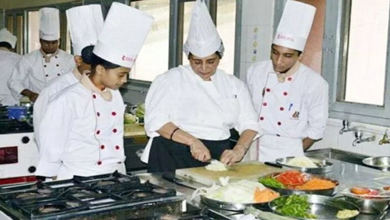 अंबानी के घर के शेफ ओबरॉय होटल से मंगाए जाते हैं। बता दें कि इन शेफ को विश्व में हर प्रकार का खाना बनाना आता है। अंबानी परिवार को साउथ इंडियन खाना सबसे ज्यादा पसंद है। हालांकि उनके घर में हर तरीके का खाना बनता है।