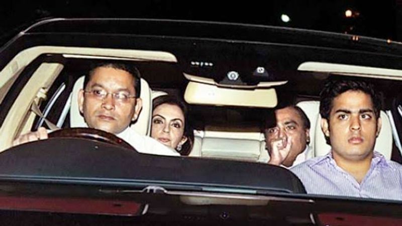 अंबानी के ड्राइवर का चयन विधिवत तरीके से किया जाता है। अंबानी ड्राइवर का चयन करने के लिए प्राइवेट कंपनियों को कांट्रैक्ट देते हैं। इन कंपनियों को ड्राइवर के चयन की पूरी जिम्मेदारी दी जाती है।