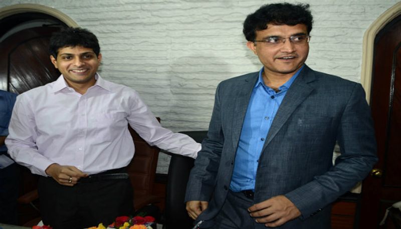 ২০১৫ সালে জগমোহন ডালমিয়ার প্রয়াণের পর বাংলা ক্রিকেট বোর্ডের সভাপতি হিসাবে দায়িত্ব তুলে নিয়েছেন সৌরভ। বঙ্গ ক্রিকেটে দক্ষ প্রশাসক বলতে সেই সময় ডালমিয়ার পর তেমন কাউকে দেখা যায়নি। তবে সেই সংকটের সময় সৌরভের হাতেই তুলে দেওয়া হয় বঙ্গ ক্রিকেটের ভার। আর সেই জায়গাটাও সফল ভাবে পালন করেন গঙ্গোপাধ্যায়।