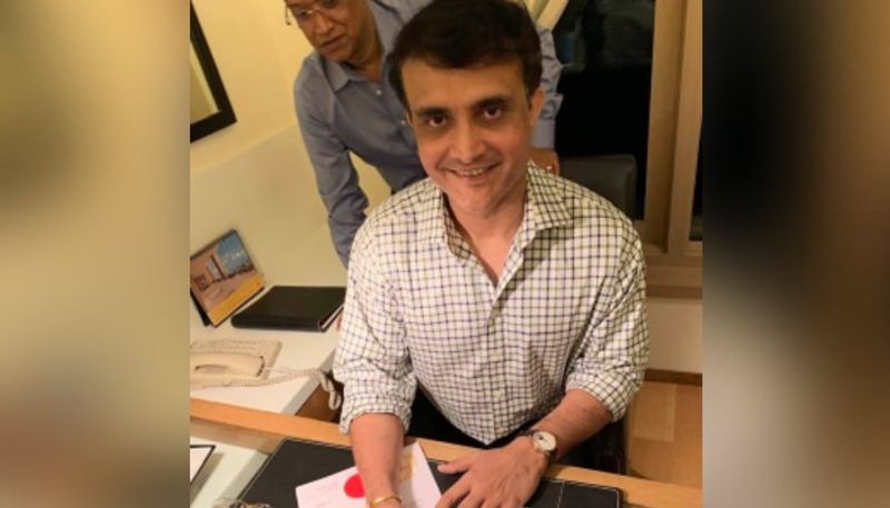 భారత క్రికెట్ నియంత్రణా మండలి అధ్యక్షుడిగా గంగూలీ సోమవారం నామినేషన్ దాఖలు చేశారు. ఎన్. శ్రీనివాసన్ బలపరిచిన బ్రిజేష్ పటేల్ నుంచి గట్టిపోటీ వచ్చినా దేశంలోని మెజార్టీ క్రికెట్ సంఘాలు సౌరవ్కే మద్ధతుగా నిలిచాయి. ప్రస్తుతం బెంగాల్ క్రికెట్ అసోసియేషన్ అధ్యక్షుడిగా ఉన్న గంగూలీ బీసీసీఐకి సరికొత్త జవసత్వాలు తీసుకొస్తాడని అతని అభిమానులతో పాటు క్రికెట్ ప్రేమికులు గంపెడాశలు పెట్టుకున్నారు.