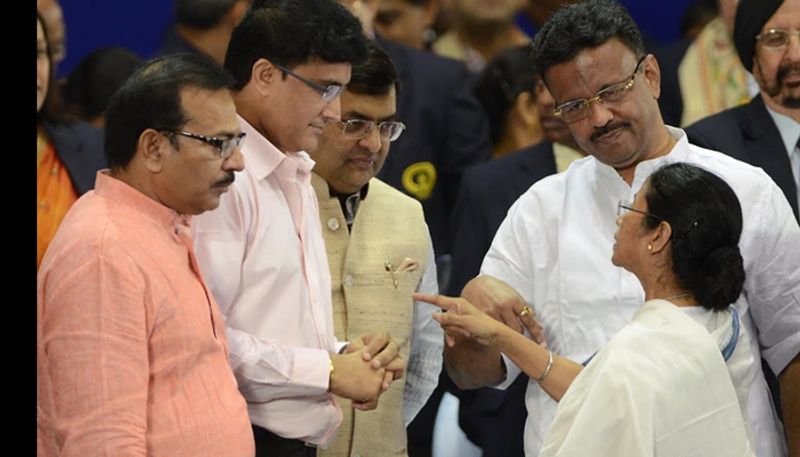 టీమిండియా కెప్టెన్గా నాడు ప్రదర్శించిన నాయకత్వ లక్షణాలే దాదాను ప్రత్యేకంగా నిలిపాయి. 2015లో బెంగాల్ క్రికెట్ అసోసియేషన్ అధ్యక్షుడిగా గంగూలీని నియమించారు ఆ రాష్ట్ర ముఖ్యమంత్రి మమతా బెనర్జీ. అలా మూడుసార్లు రాష్ట్ర క్రికెట్ సంఘానికి సేవలందించాడు. క్యాబ్ అధ్యక్షుడిగా ఉన్న సమయంలోనే సంస్కరణలను తీసుకురావడంలో కీలకపాత్ర పోషించారు. అలా బీసీసీఐ అధ్యక్షుడి రేసులోకి సౌరవ్ చేరారు.