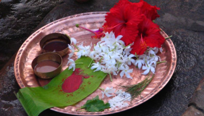 শনিবারে আগের দিনের ফুল দিয়ে কখনই ঠাকুরকে দেওয়া উচিৎ নয়।