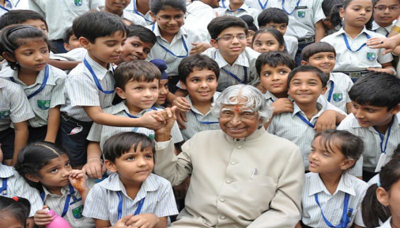4. डॉ. एपीजे अब्दुल कलाम
भारत के मिसाइल मैन और भारत के पूर्व राष्ट्रपति डॉ. एपीजे अब्दुल कलाम हमेशा चाहते थे कि वे एक बेहतर टीचर के रूप में जाने जाएं। बच्चों से उन्हें खास प्रेम था। पढ़ाना उनका शौक था और उनका निधन भी शिलॉन्ग के आईआईएम में पढ़ाते हुए ही हुई। वे बच्चों से काफी तेजी से जुड़ जाते थे।
डॉ. कलाम शुरू से ही काफी मेहनती थे। उन्होंने तिरुचिरापल्ली के सेंट जोसेफ कॉलेज से फिजिक्स की पढ़ाई की और मद्रास इन्स्टीट्यूट ऑफ टेक्नॉलजी से एयरोस्पेस इंजीनियरिंग में पढ़ाई की। कलाम ने साइंस, आध्यात्मिकता और मोटीवेशनल किताबें लिखीं। कलाम के कोट्स और सफलता के मंत्र आज भी युवाओं के बीच खास पसंद किए जाते हैं। 