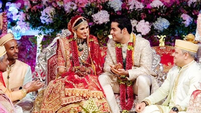 मुंबई. 17 अक्टूबर, 2019 को करवा चौथ का पर्व है, जो कि सभी महिलाएं दिन भर निर्जला व्रत रखती हैं और पति की लंबी उम्र की कामना करती हैं। महिलाएं रात में चांद देखने के बाद ही पति के हाथ से पानी पीकर अपना व्रत तोड़ती हैं। ऐसे में जहां पूरे देश और विदेशों में भी कहीं-कहीं इसकी धूम देखने के लिए मिलती है वहीं, फिर बॉलीलुड हो या फिर बिजनेसमैन उनके बीच इसका जबरदस्त क्रेज देखने के लिए मिलता है। अब ऐसे में इस बार मुकेश अंबानी के बेटे आकाश शादी के बाद पहली बार करवा चौथ सेलिब्रेट करेंगे।