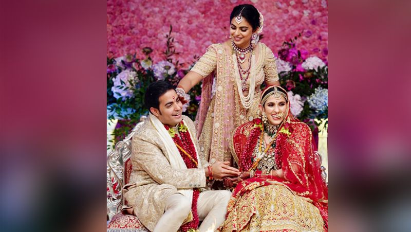 वहीं, अगर आकाश की बात की जाए तो वे रिलायंस जियो के बोर्ड ऑफ डायरेक्टर के सदस्य हैं। आकाश अंबानी ने अपनी स्कूली पढ़ाई धीरुभाई अंबानी इंटरनेशनल स्कूल से की जबकि स्नातक की पढ़ाई अमेरिका की ब्राउन यूनिवर्सिटी से की है।