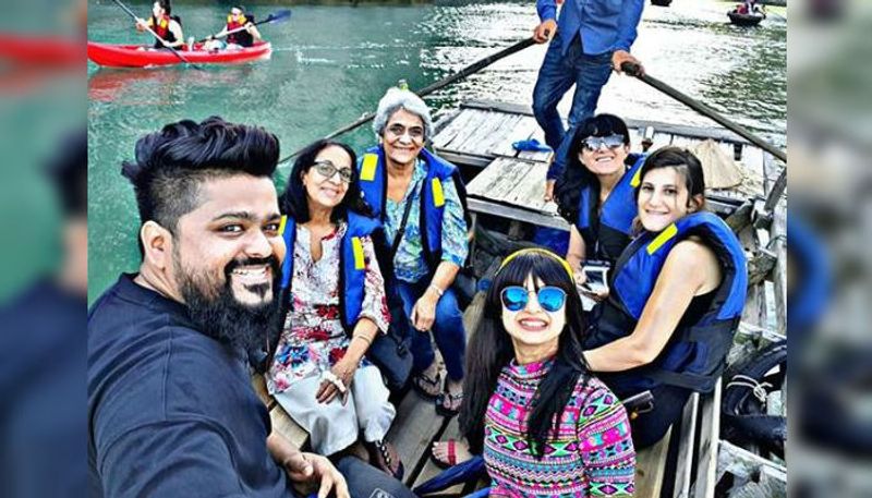 এছাড়া মনামি সোশ্যাল মিডিয়া প্রোফাইলে তাঁর বন্ধু-বান্ধবদের সঙ্গেও ছবি পোস্ট করেন।