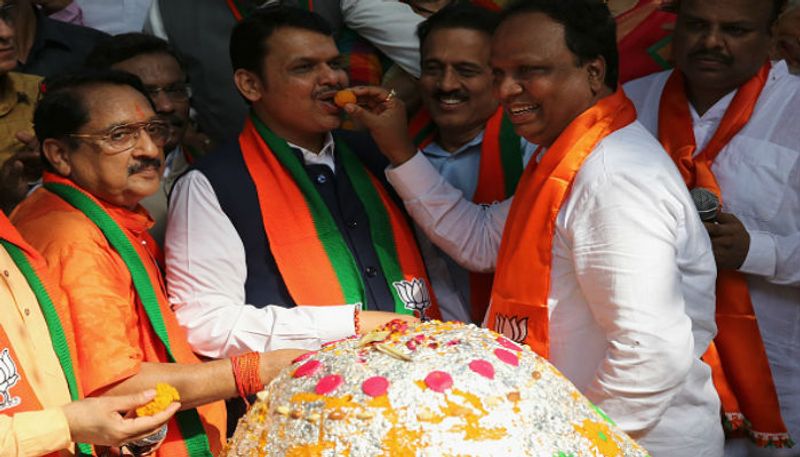 দেবেন্দ্র ফড়নবিশ: গত বিধানসভা নির্বাচনের পর ৫ বছর মুখ্যমন্ত্রীর দায়িতস্ব সামলেছেন দেবেন্দ্র ফড়নবিশ। এবারও বিজেপির জয়ের ব্যাপারে আত্মবিশ্বাসী তিনি। নাগপুর দক্ষিণ-পশ্চিম আসন থেকে এবার ভোটে লড়ছেন ফড়নবিশ।