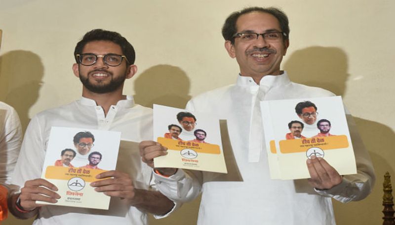আদিত্য ঠাকরে: এবারের নির্বাচনে মুম্বইয়ের ওরলি থেকে প্রতিদ্বন্দ্বিতা করছেন উদ্ধব ঠাকরের ছেলে আদিত্য। এই প্রথম শিবসেনার প্রার্থী হলেন ঠাকরে পরিবারের কোনও সদস্য। ভোটের হাওয়া ওঠার সময় থেকেই আদিত্যকে মুখ্যমন্ত্রী হিসাবে তুলে ধরেছিল শিবসেনা।