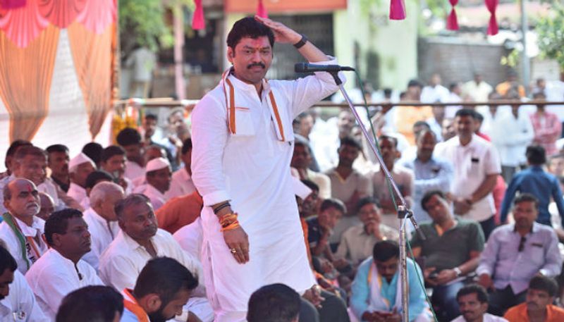 ধনঞ্জয় মুণ্ডে: পারলি থেকে ভোটে লড়ছেন বিরোধী দলনেতা ধনঞ্জয় মুণ্ডে।